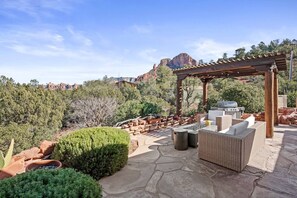 Enjoys Sedona's Majestical Views while having a fire or BBQing