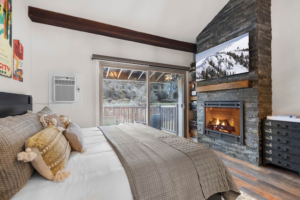 Prospector Lodge 924: King bed, stone gas fireplace, 55" smart tv
