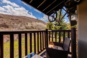 Vacation Rentals in Park City at Prospector Lodge 924: Private balcony