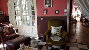Salon tout confort, accÚs véranda et salle à manger