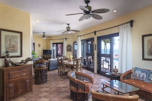 Open Space for Cocktails an Dining Area