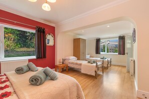 Beach House, Sea Views, Parking