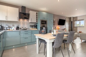 Kitchen and lounge area