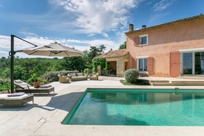 Piscine 11m de long et 5 de large donnant sur les Alpilles et le Luberon.