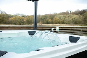 House with hot tub jacuzzi to rent in Manchester and Cheshire