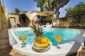 Outdoor spa tub