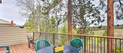 Klamath Falls Vacation Rental | 3BR | 2.5BA | 1,500 Sq Ft | Stairs Required