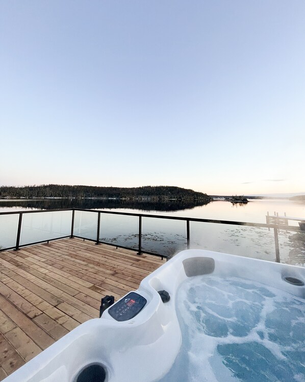 Oceanside 6 person hot salt water hot tub