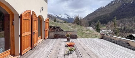 Terrasse avec vue panoramique sur la montagne