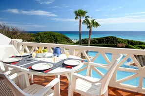 Balkon. Balkon mit Blick auf Meer und Poolterrasse