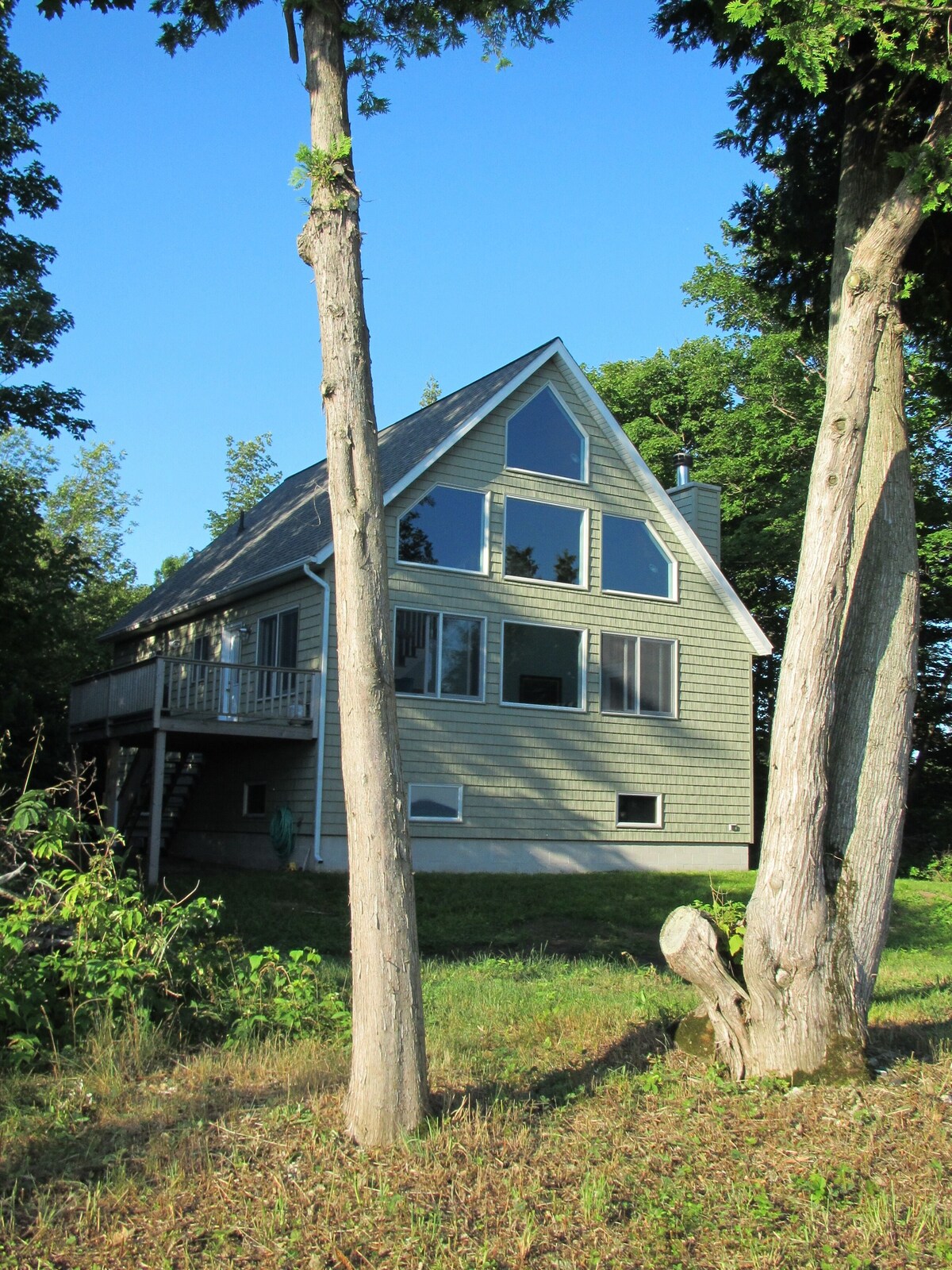 Beautiful, well maintained home on Lake Michigan at Indian Point!