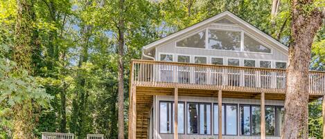 Deck to left of house has sidewalk to dock walk way.