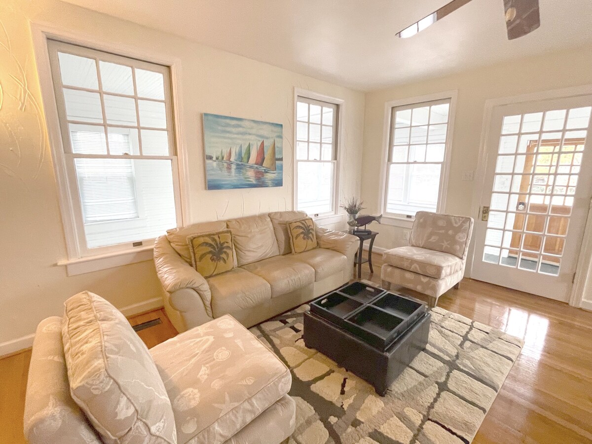 Beach, Restaurants, Festivals, Yard, Garage 3 bd 2 bath