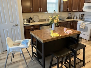 Kitchen with island seating 2. - perfect for kids (high chair and kids dishes)