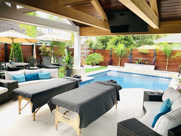 Outdoor living at it's best! Perfect for couples Private massage. TV facing pool