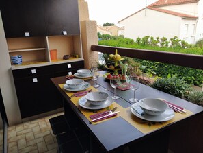 terrasse, il est agréable de manger avec la mer en fond de paysage