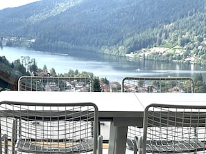 Terrasse attenante Salon Séjour 50m2 - vue unique sur lac et montagne