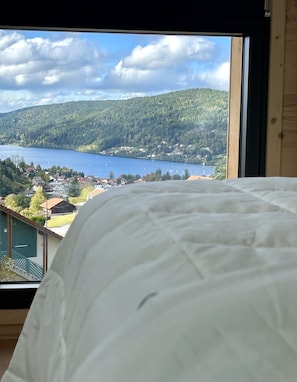 Vue du lit de la chambre sous le toit