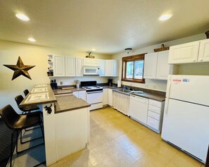 This fully equipped kitchen offers everything you need to prepare meals, including modern appliances, ample counter space, and all the essential cookware. Whether you're making a quick snack or a gourmet dinner, this kitchen has you covered.
