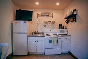 Enjoy a luxurious escape with a fully equipped kitchen in the Grand Lake Village Queen Studio.