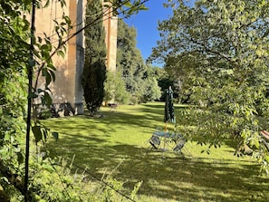 Vue du jardin et de l'Eglise