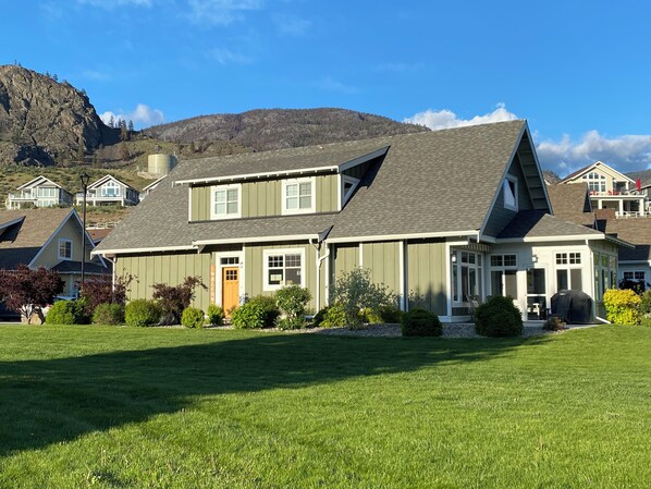 Mountain views. Gorgeous patio. Green space. 
