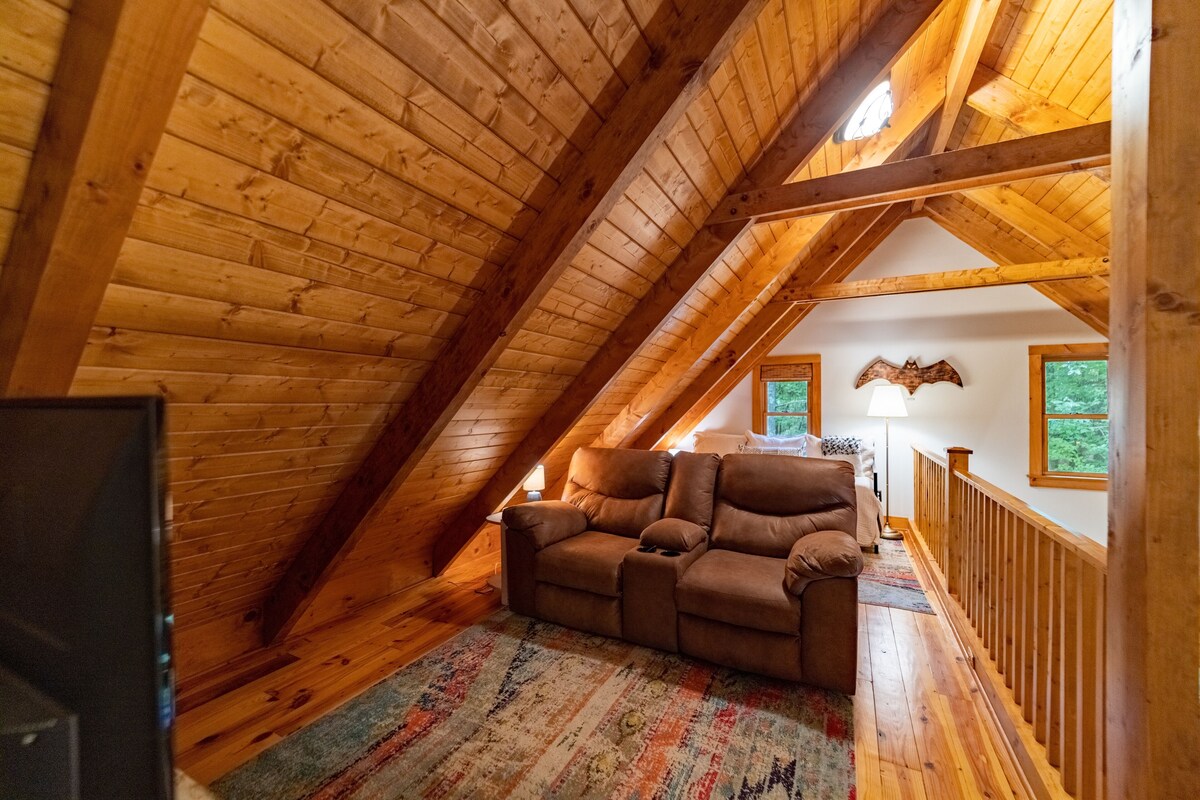 Perfect Cabin in the Woods! Hot Tub, Fire Pit, WI-FI, Central A/C