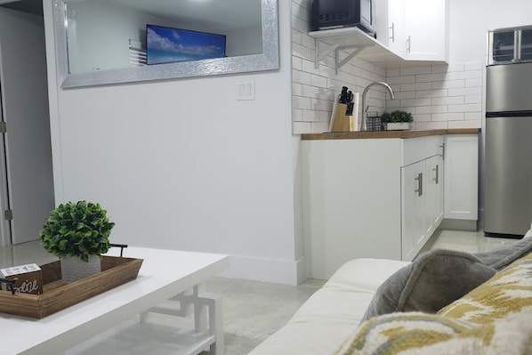 Come enjoy a beautiful, renovated 2 bedroom apartment in a 4plex home