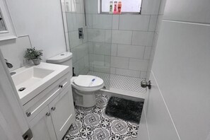 Come enjoy a beautiful, renovated 2 bedroom apartment in a 4plex home