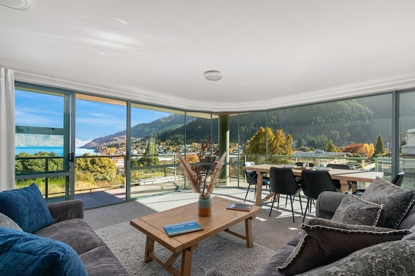 Open plan living with stunning lake and mountain views