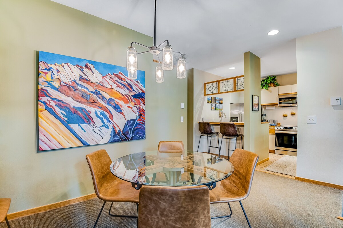 Walkable riverfront condo with fireplace, W/D & gorgeous views – dog-friendly
