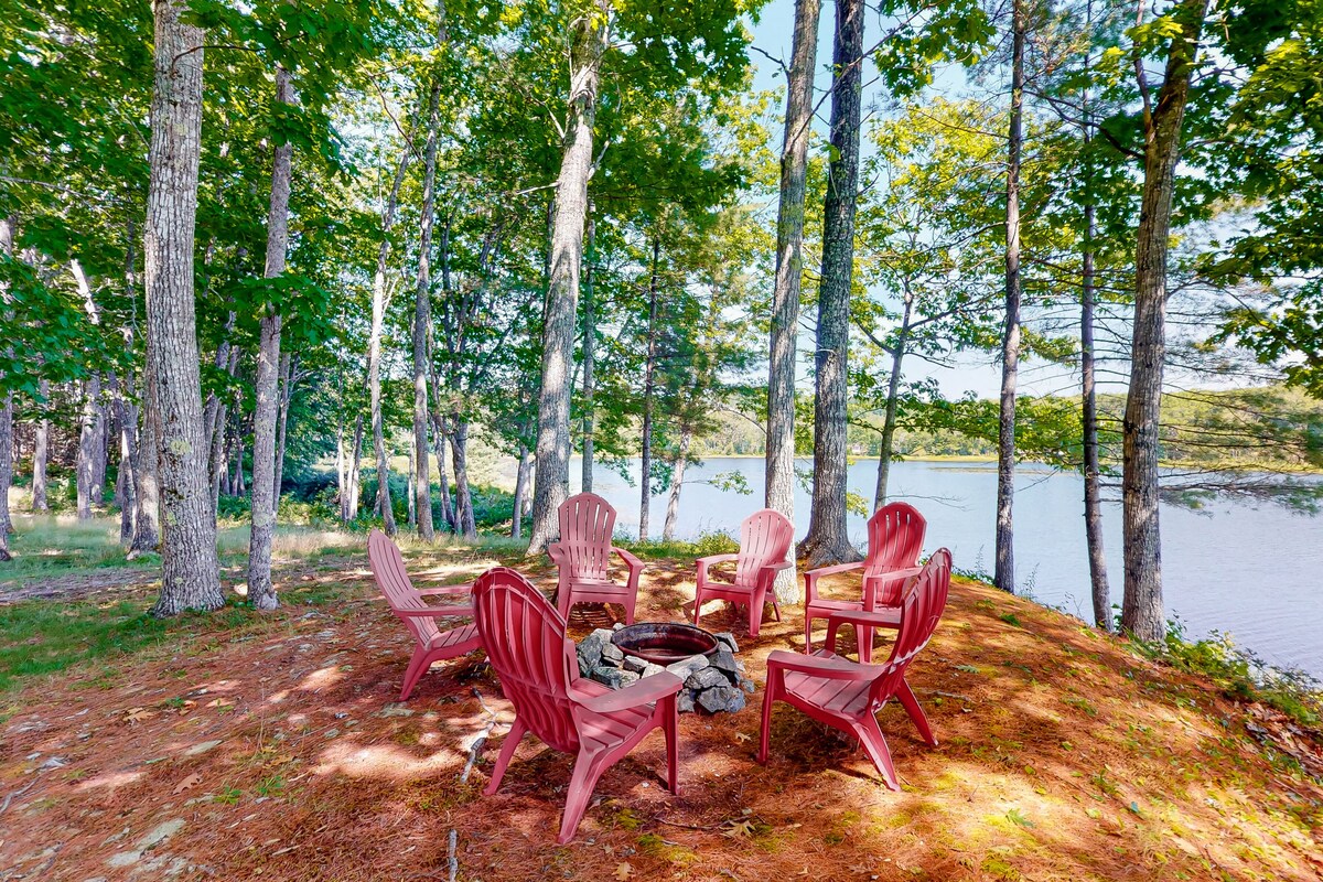 Secluded lakefront home with patio & firepit, fast WiFi, wood stove & W/D