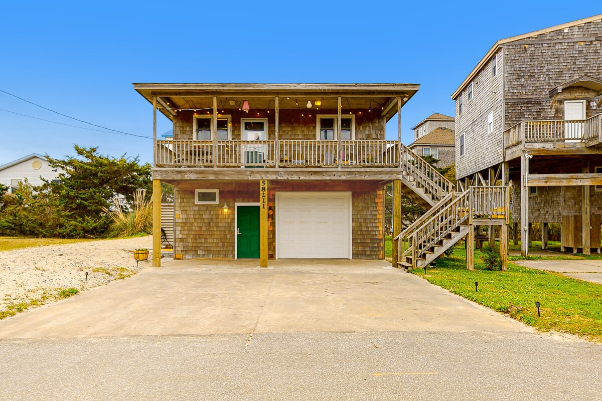 Charming oceanside beach cottage – short walk to private beach access & marinas