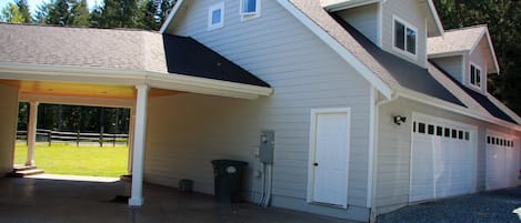 Welcome to The Loft at The Nisqually Highland Ranch!!!  Stretch your legs and enjoy every moment of your stay in this gorgeous 40-acre countryside estate in an idyllic farm style setting!  Step away from the city life and celebrate nature and the peace and quiet that surrounds the 1132sq ft Mother-in-Law style Loft located on the second level of our garage!! 