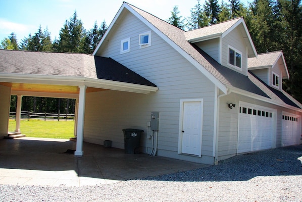 Welcome to The Loft at The Nisqually Highland Ranch!!!  Stretch your legs and enjoy every moment of your stay in this gorgeous 40-acre countryside estate in an idyllic farm style setting!  Step away from the city life and celebrate nature and the peace and quiet that surrounds the 1132sq ft Mother-in-Law style Loft located on the second level of our garage!! 