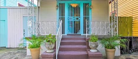 New Orleans Vacation Rental | 2BR | 1BA | 826 Sq Ft | Stairs Required to Access