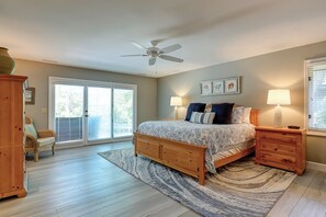 King sized bed and deck access