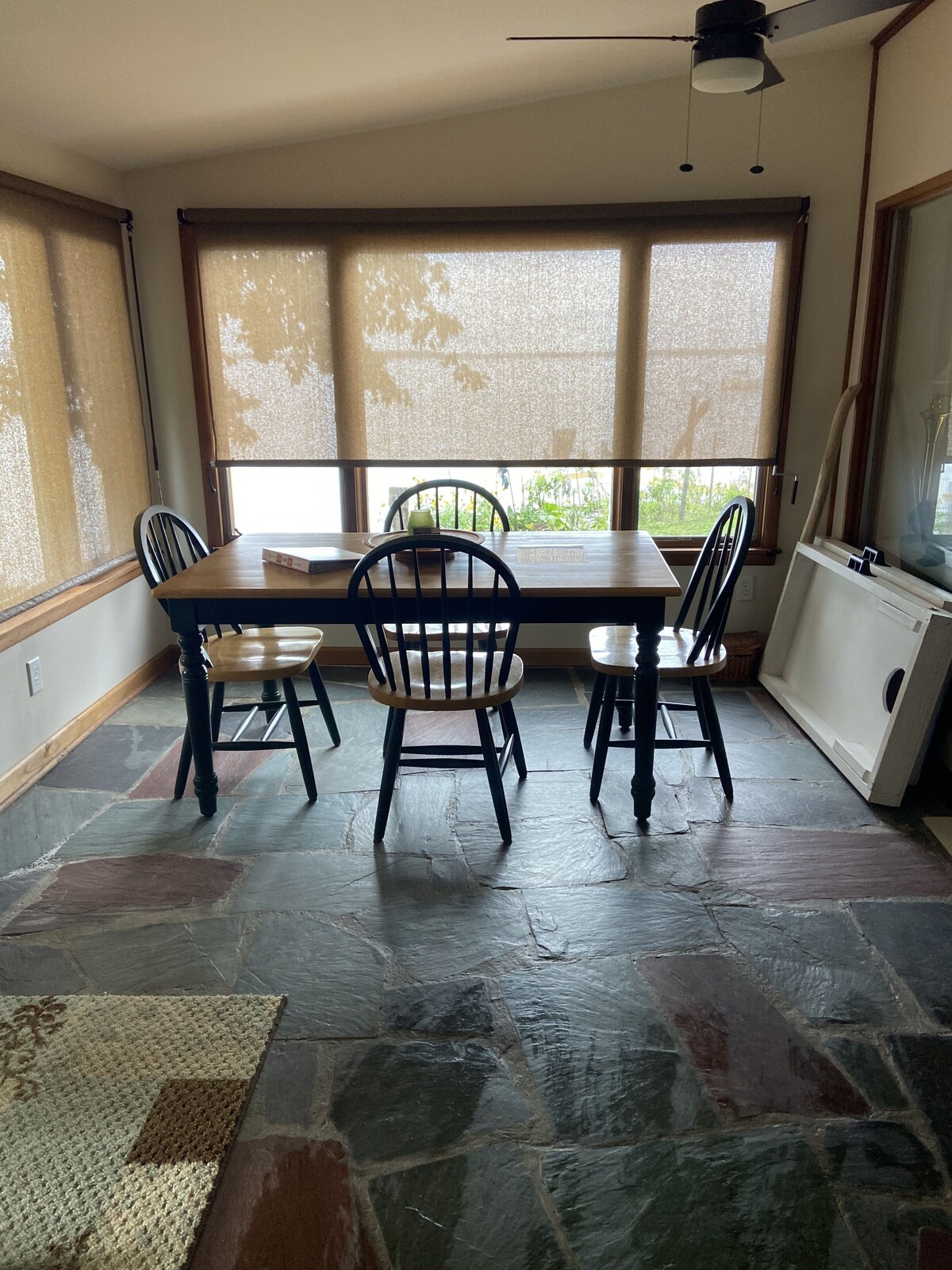 WATERFRONT COTTAGE WITH WARM SUNSETS AND LARGE PORCH ON ONEIDA LAKE