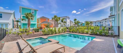 - Stunning private pool of the cottage in Reunion Florida - Dive into a refreshing poolside escape - Lounge in tranquility by the sparkling waters - Inviting pool area for a perfect getaway