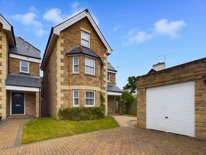  Queens Mews Coastal Holiday Home  