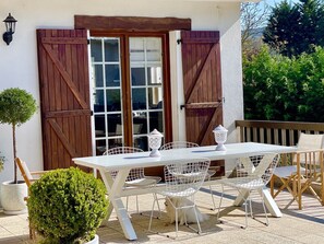 Main outdoor terrace next to the kitchen