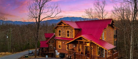 welcome to Woodland Retreat!! Enjoy a beautiful view of Mt. Le conte! 