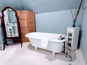 Blue Room bathroom and clawfoot tub
