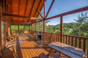 Huge main level deck with gas grill and plentyof seating. MOUNTAIN VIEWS!