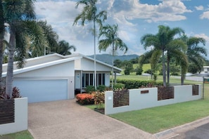 Solitaire - Front of House - Driveway