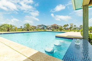 This house even has a swim-up bar!