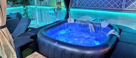 Indoor spa tub