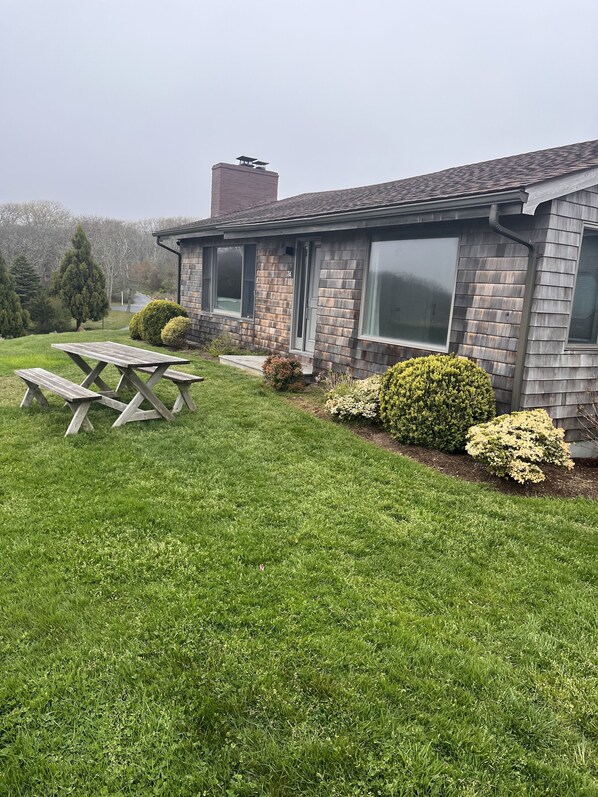 Montauk cottage steps to beach 