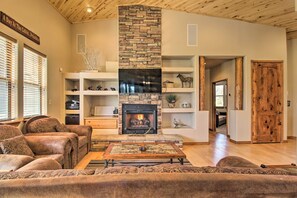 Living Area | Central Air Conditioning | Internet Access