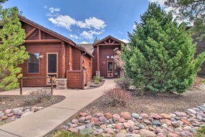 Cabin Exterior | Single-Story Home